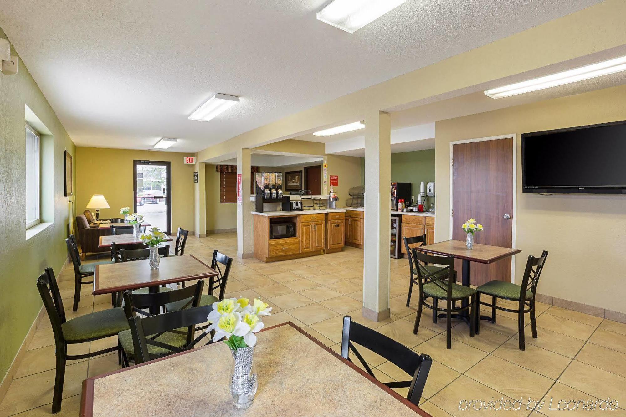 Rodeway Inn & Suites Карни Экстерьер фото