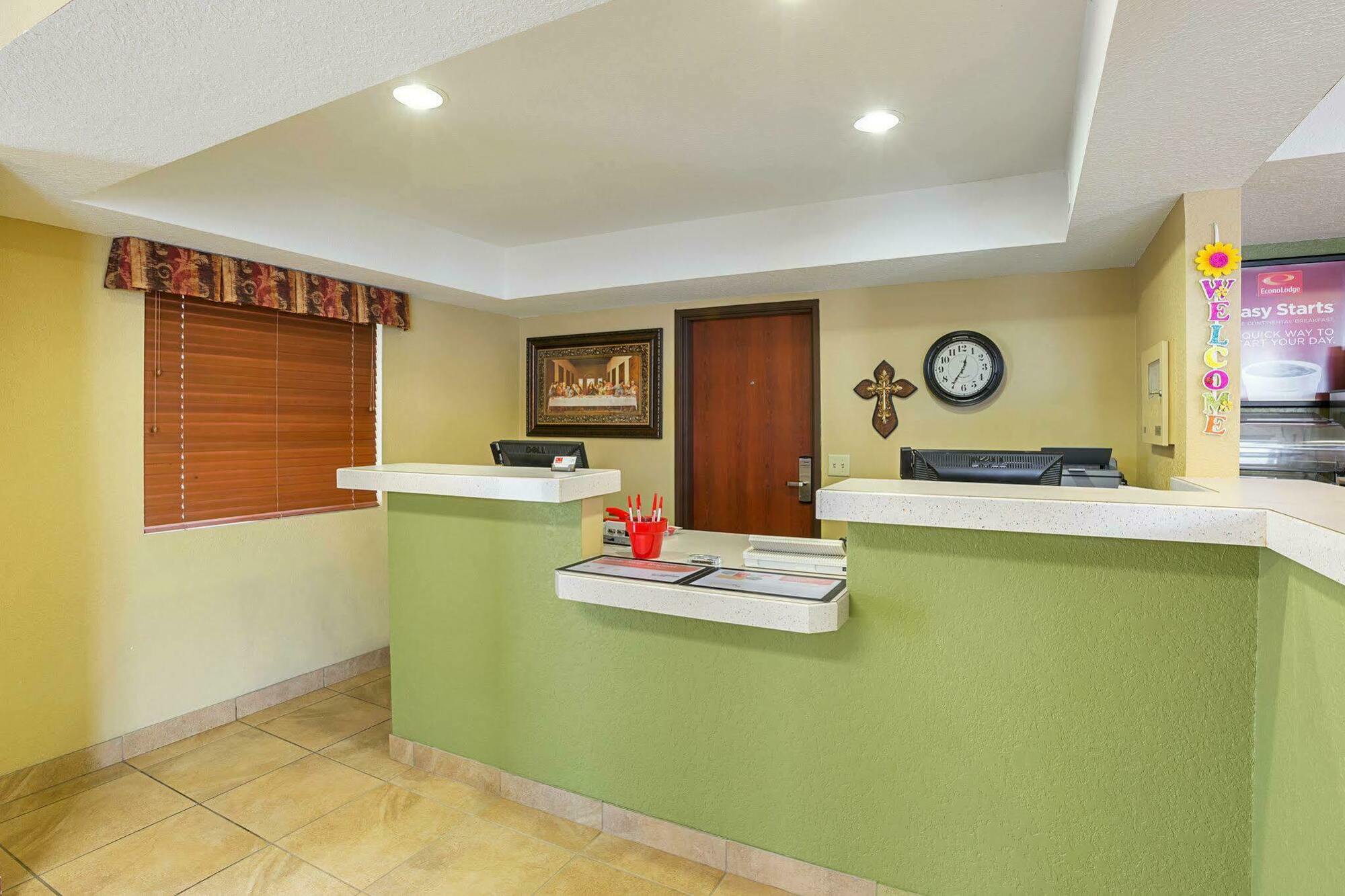 Rodeway Inn & Suites Карни Экстерьер фото