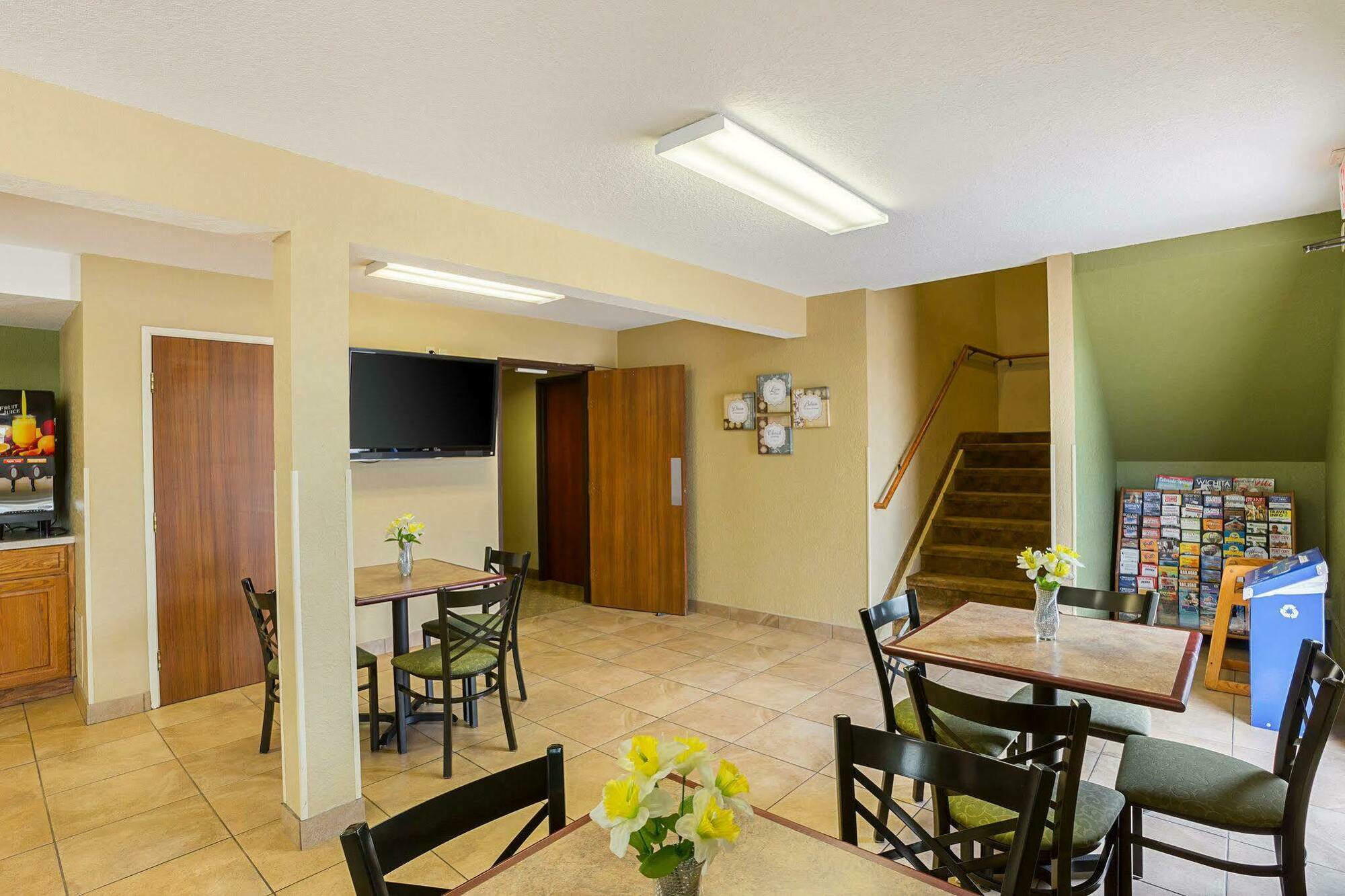 Rodeway Inn & Suites Карни Экстерьер фото