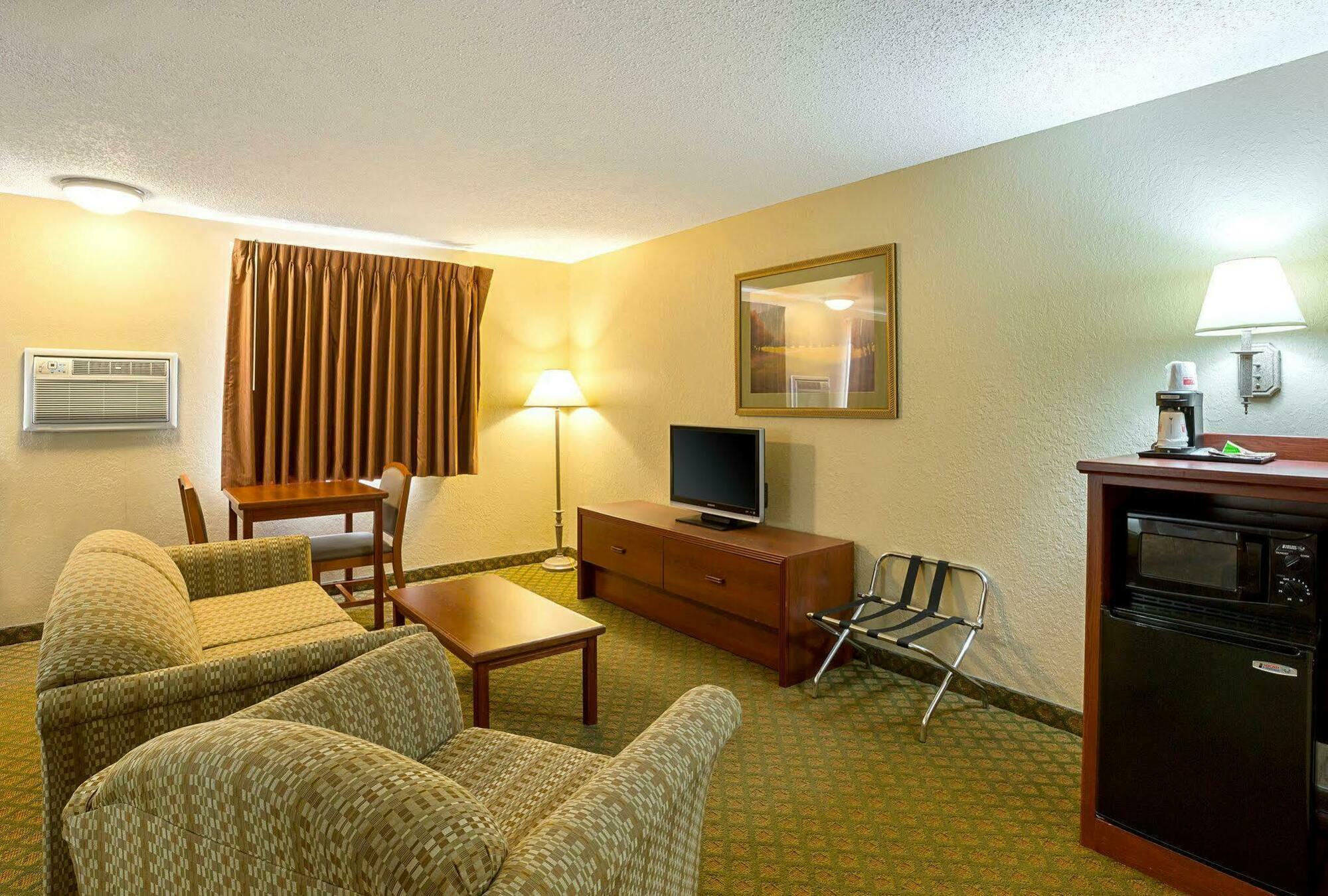 Rodeway Inn & Suites Карни Экстерьер фото
